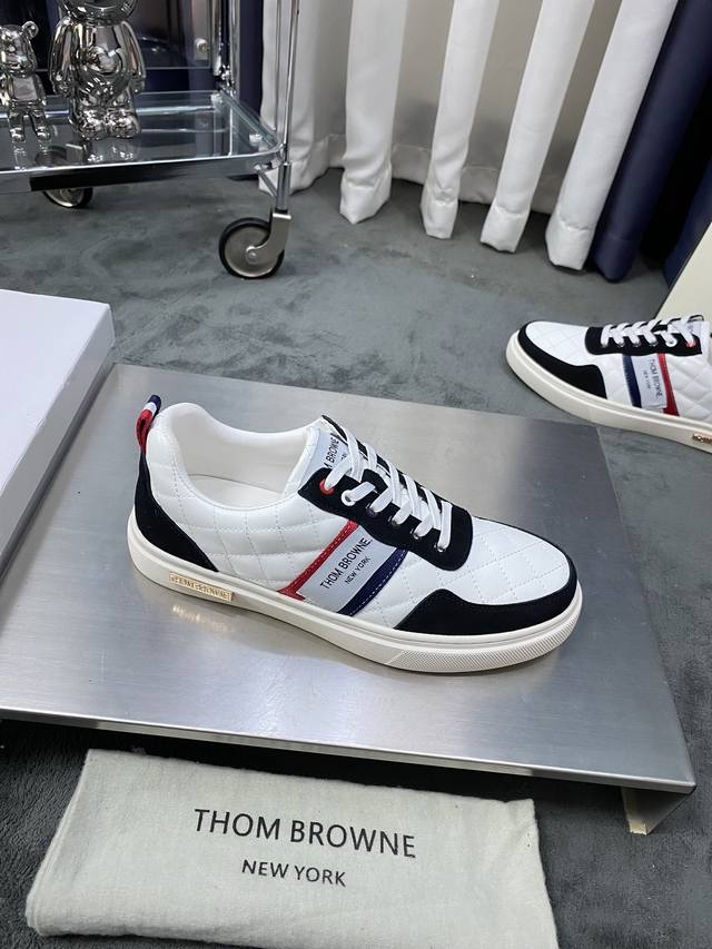 商品商标: Thom Browne 汤姆.布朗正码码数: 38-45商品材料: 新款tb白鞋风暴，鞋面采用原版进口牛皮，羊皮内里 鞋底采用原版鞋底制作 织带红白