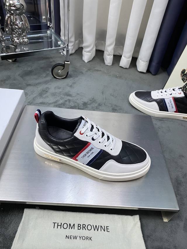 商品商标: Thom Browne 汤姆.布朗正码码数: 38-45商品材料: 新款tb白鞋风暴，鞋面采用原版进口牛皮，羊皮内里 鞋底采用原版鞋底制作 织带红白