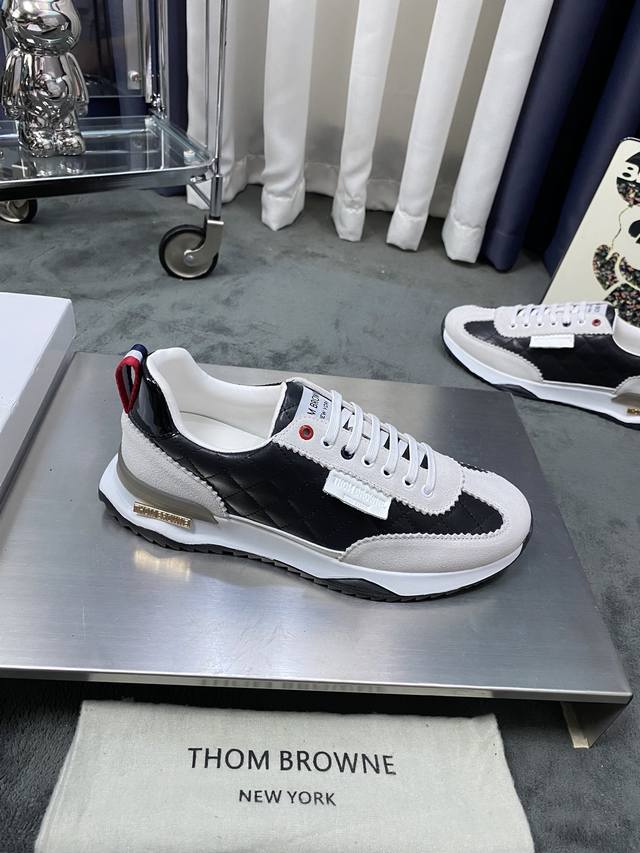 商品商标: Thom Browne 汤姆.布朗正码码数: 38-45商品材料: 新款tb白鞋风暴，鞋面采用原版进口牛皮，羊皮内里 鞋底采用原版鞋底制作 织带红白