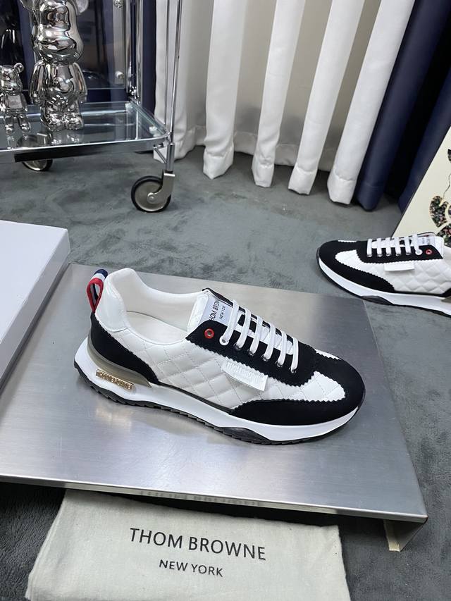 商品商标: Thom Browne 汤姆.布朗正码码数: 38-45商品材料: 新款tb白鞋风暴，鞋面采用原版进口牛皮，羊皮内里 鞋底采用原版鞋底制作 织带红白