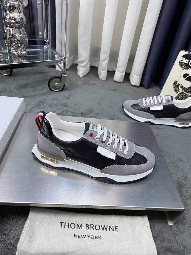 商品商标: Thom Browne 汤姆.布朗正码码数: 38-45商品材料: 新款tb白鞋风暴，鞋面采用原版进口牛皮，羊皮内里 鞋底采用原版鞋底制作 织带红白