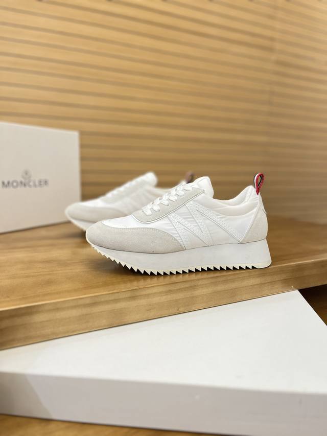 价:商品商标：Moncler 蒙口 低帮休闲鞋正码码数: 35-44 可订做45.46商品材料：鞋面进口磨砂皮拼接布料，透气内里，原版大底编 号：668