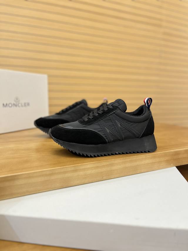 价:商品商标：Moncler 蒙口 低帮休闲鞋正码码数: 35-44 可订做45.46商品材料：鞋面进口磨砂皮拼接布料，透气内里，原版大底编 号：668