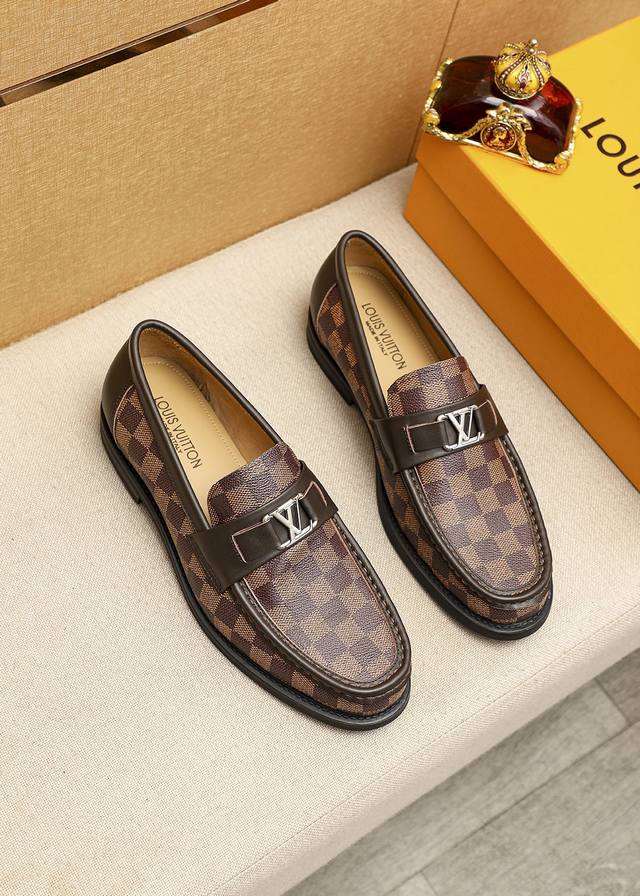 商品商标：Louis Vuitton 路易威登 休闲皮鞋正码码数: 38-44 45.46订制商品材料：精选 进口头层老花牛皮鞋面+奢华五金扣，进口头层牛皮内里 - 点击图像关闭