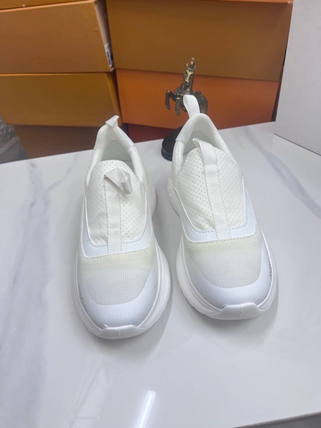 出厂价:品牌： 蒙口moncler尺码：38-45 可定做46等级：高版本材料： 夏季新款款式类别：原版进口胶料材质 拼色设计原版弹力防滑大底