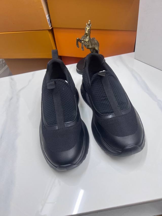 出厂价:品牌： 蒙口moncler尺码：38-45 可定做46等级：高版本材料： 夏季新款款式类别：原版进口胶料材质 拼色设计原版弹力防滑大底