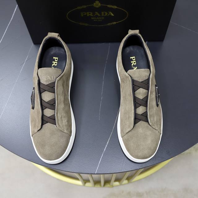 品牌：Prada 普拉达标准码：男码38–44 45定制等级： 原单品质材料：原版牛皮 原版牛皮内里 原版特供大底款式类别：男士时尚休闲运动板鞋 尊贵奢侈品元素