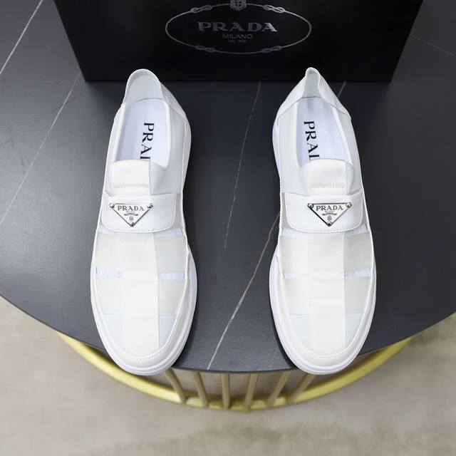 品牌：Prada 普拉达标准码：男码38 44 45可以定做等级：官网同款材料：原版牛皮拼接编织带 透气舒适内里 原版发泡耐磨柔软大底款式类别：休闲运动版 年轻