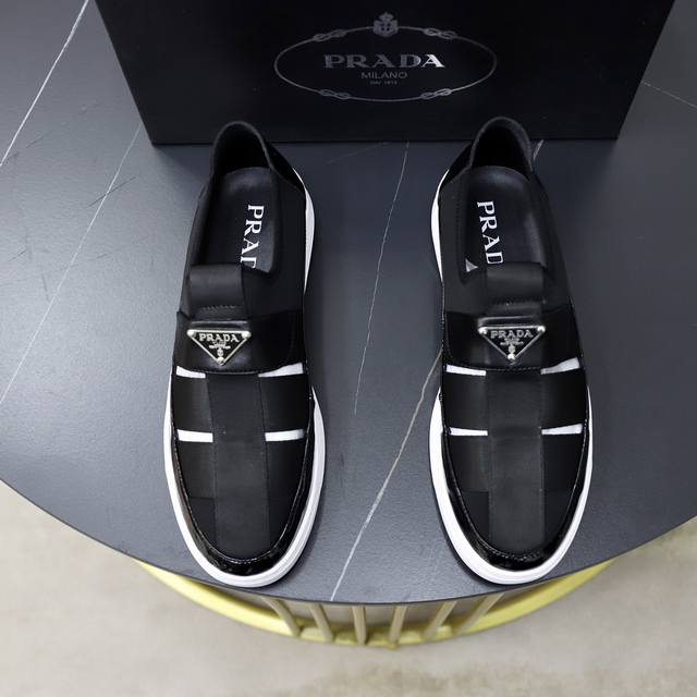 品牌：Prada 普拉达标准码：男码38 44 45可以定做等级：官网同款材料：原版牛皮拼接编织带 透气舒适内里 原版发泡耐磨柔软大底款式类别：休闲运动版 年轻