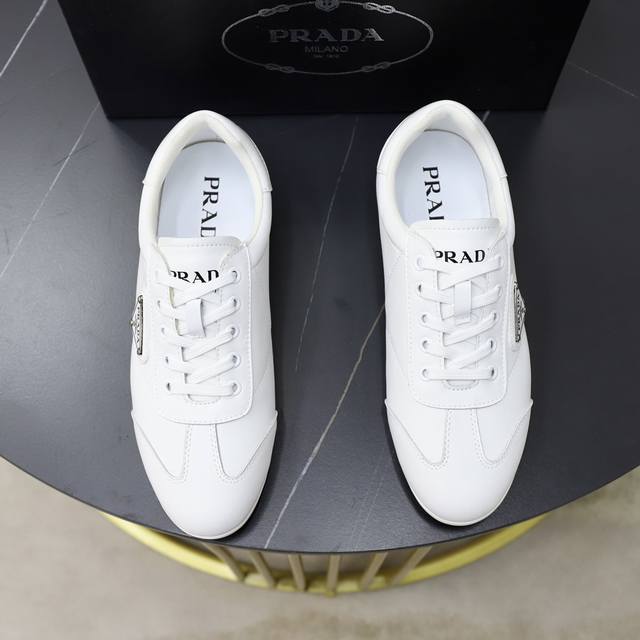 品牌：Prada 普拉达标准码：男码38 44 45可以定做等级：官网同款材料：原版牛皮拼接 羊皮内里 原版发泡耐磨柔软大底款式类别：休闲运动版 年轻时尚 欧美