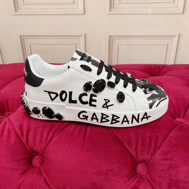 工厂价： 高端版本 高质量 品牌大底dolce & Gabbana 新款 顶级版本 高端质量 独家精工定制上市 黑宝石工艺点缀绝美奢华闪耀 精湛的做工 众多人至