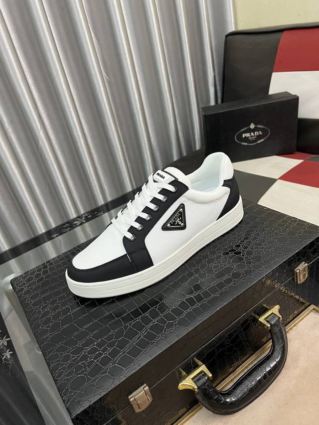 出厂价： Prada 普拉达-高端品质 休闲运动鞋-鞋面：小牛皮鞋身品牌金属扣件、-内里：透气皮里-大底：超轻tpu发泡 橡胶；成型大底-超高品控 做工精细：凸