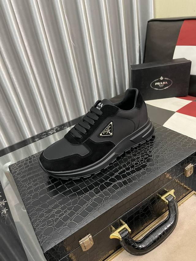 出厂价： Prada 普拉达-高端品质 休闲运动鞋-鞋面：小牛皮鞋身品牌金属扣件、-内里：透气皮里-大底：超轻tpu发泡 橡胶；成型大底-超高品控 做工精细：凸