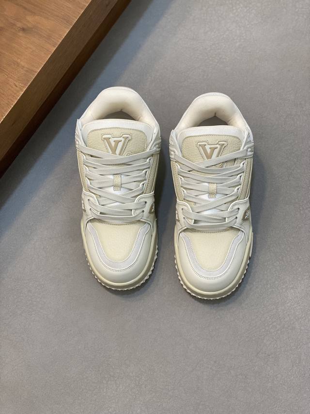 Lv Trainer Maxi运动鞋出货本款 Lv Trainer Maxi 运动鞋取材柔软牛皮革，以大号廓型和凸纹外底重绎原版 Lv Trainer 运动鞋设