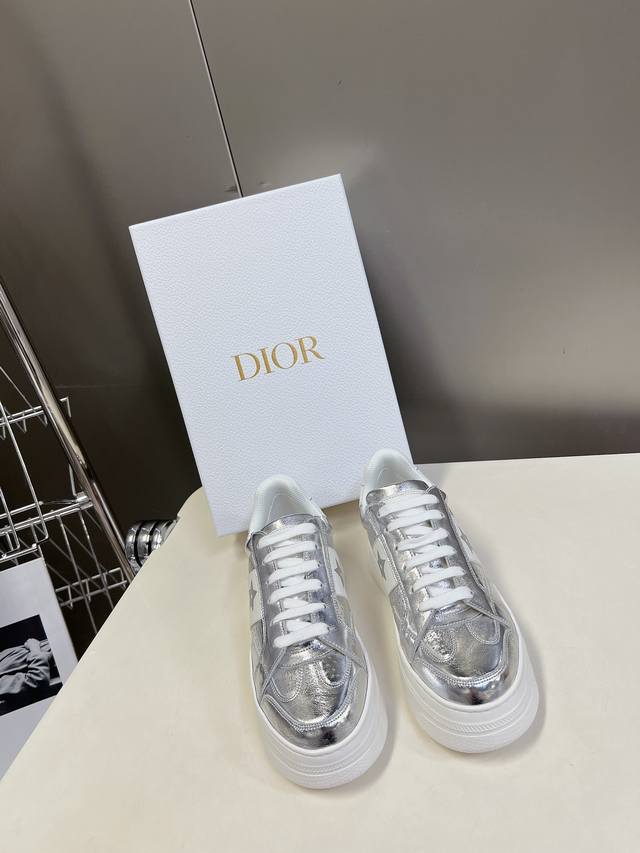 Dior迪奥新款松糕鞋厚底休闲鞋太古汇rmb8220购入开发 这款dior Star运动鞋延续经久不衰的轮廓，采用牛皮革精心制作，所以上脚会特别的舒服哦饰以同色