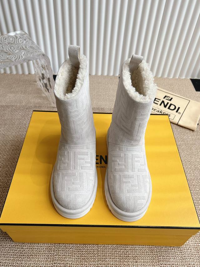 绒面 Fendi 芬迪秋冬最新款雪地靴这款雪地靴今年非常爆，Ff搭配非常时尚 超酷个性非常强！潮派炸街！为数不多的超大牌滑雪鞋 感级感满满 各大网红明星同款！冬