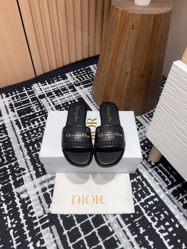 25Ss春夏新款dior D-Lane 凉拖平底一字镂空拖鞋这款 D-Lane 凉拖彰显经典风格 黑色牛皮革鞋面，展示镂空藤格纹图案，饰以金色饰面金属 Chri