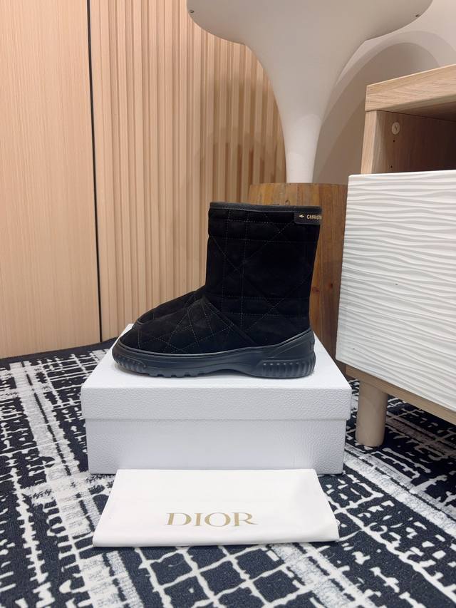 矮帮 -短靴 -Dior Frost 及踝靴藤格纹羊皮毛一体短靴毛毛鞋这款 Dior Frost 及踝靴融入高订风格，重新诠释雪地靴款式 采用驼色绒面革等材质精