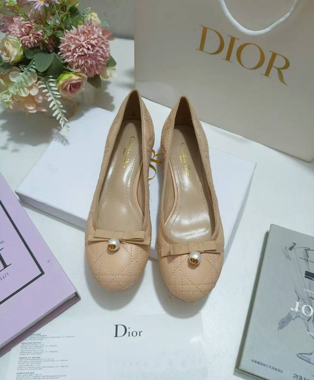 出厂价皮底 ，橡胶Dior Ss2024 New Arrival～迪奥24Fw新品珍珠蝴蝶结芭蕾舞鞋D家这一季的芭蕾舞平底鞋，舒适度极佳上脚舒舒服服的太好穿了～