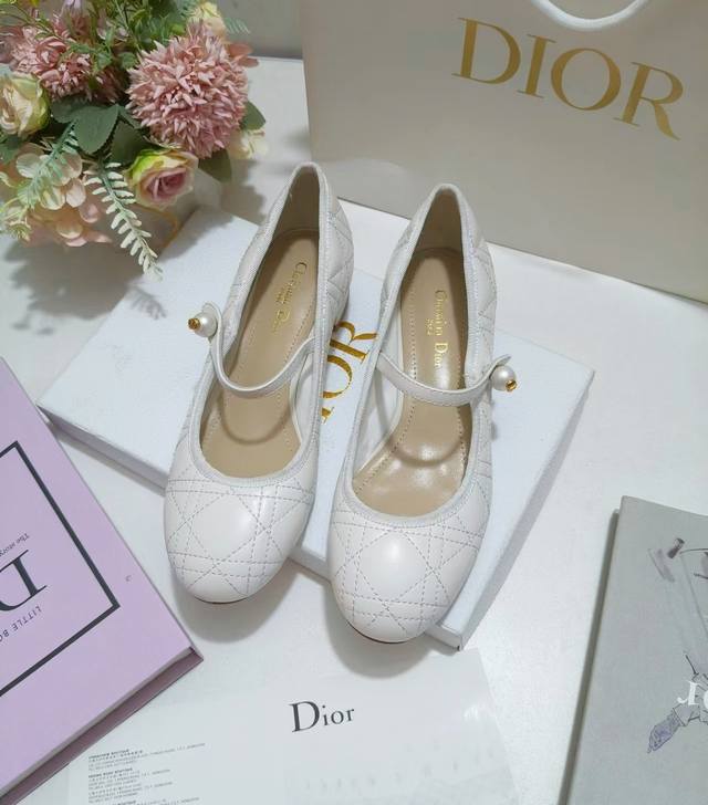 出厂价皮底 ，橡胶Dior Ss2024 New Arrival～迪奥24Fw新品珍珠蝴蝶结芭蕾舞鞋D家这一季的芭蕾舞平底鞋，舒适度极佳上脚舒舒服服的太好穿了～