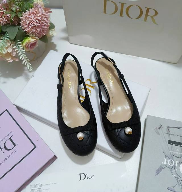 出厂价皮底 ，橡胶Dior Ss2024 New Arrival～迪奥24Fw新品珍珠蝴蝶结芭蕾舞鞋D家这一季的芭蕾舞平底鞋，舒适度极佳上脚舒舒服服的太好穿了～