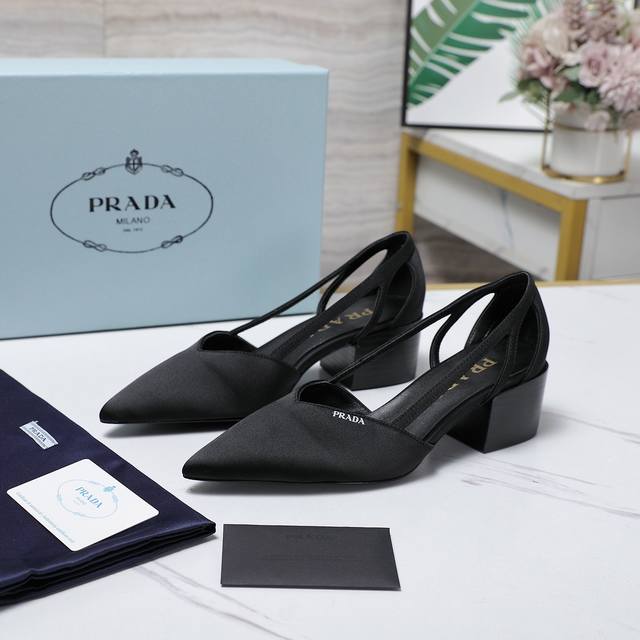 Prada 普拉达 25 秋冬秀款女鞋 尖头粗跟蝴蝶结秀拼色专柜走秀款！鞋面：高定真丝面料内里：高定进口羊皮大底：原版意大利真皮大底跟高：5Cm鞋码: 35-4