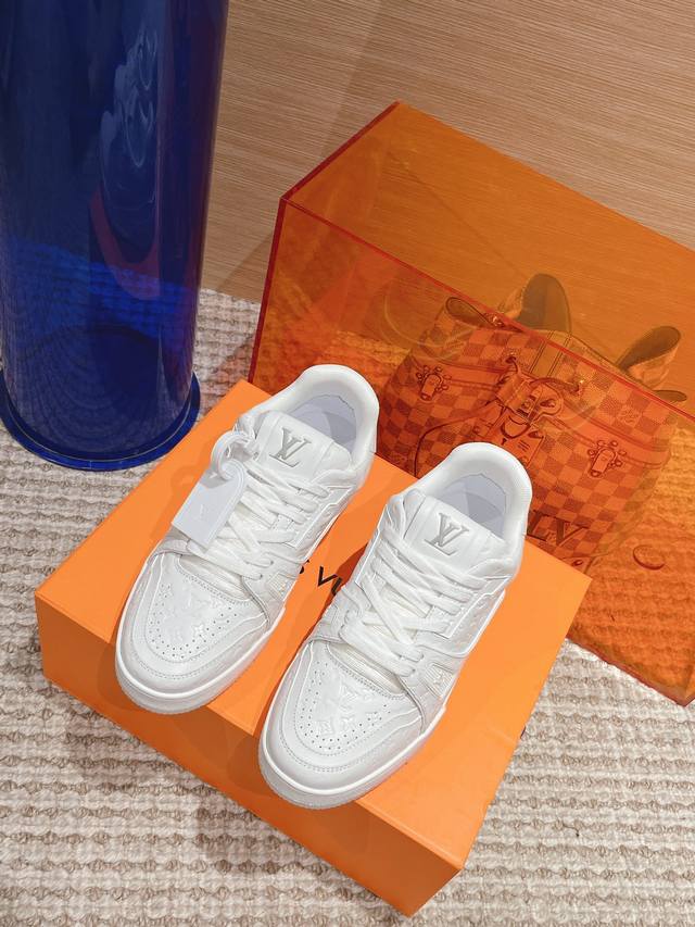 最新情侣系列louis Vuitton 路易威登 Trainer Sneaker 时尚百搭低帮休闲板鞋 男女同款顶级版本 全新压印工艺 拼色涂鸦系列 能让你炫