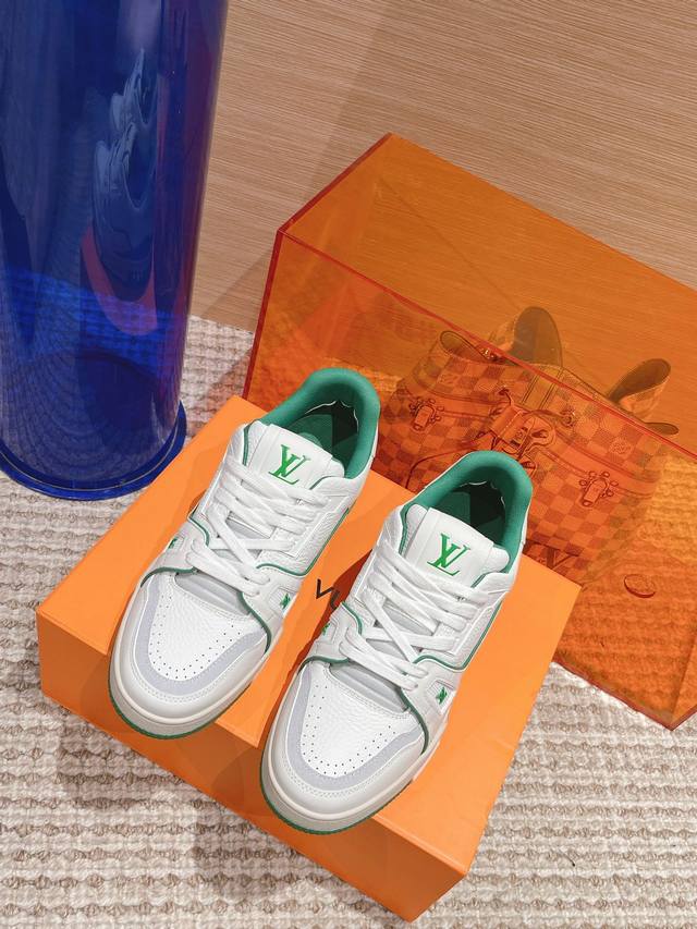 最新情侣系列louis Vuitton 路易威登 Trainer Sneaker 时尚百搭低帮休闲板鞋 男女同款顶级版本 全新压印工艺 拼色涂鸦系列 能让你炫