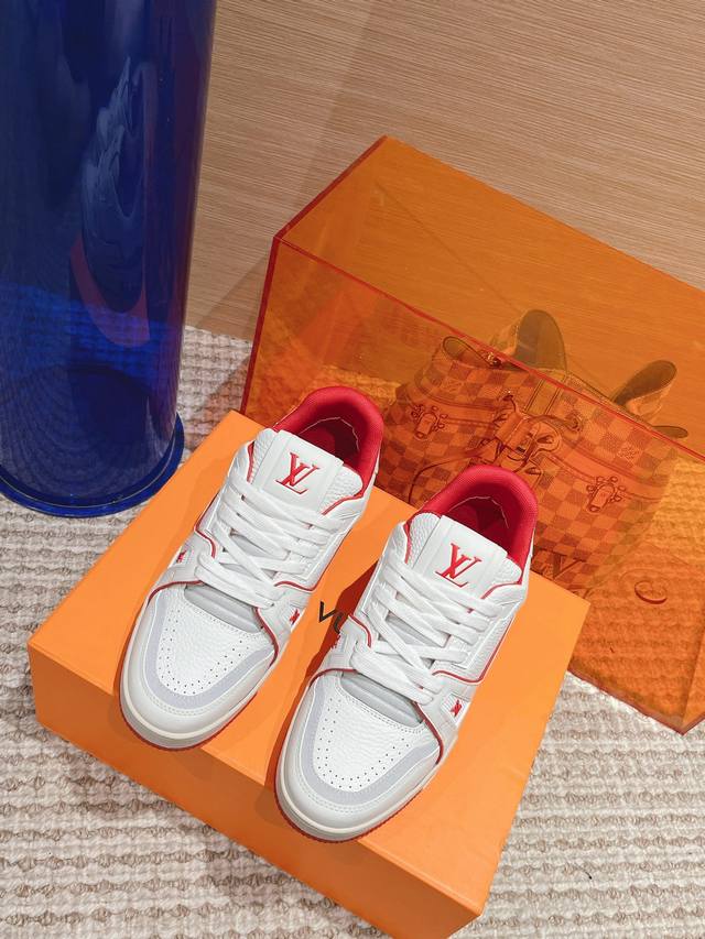 最新情侣系列louis Vuitton 路易威登 Trainer Sneaker 时尚百搭低帮休闲板鞋 男女同款顶级版本 全新压印工艺 拼色涂鸦系列 能让你炫