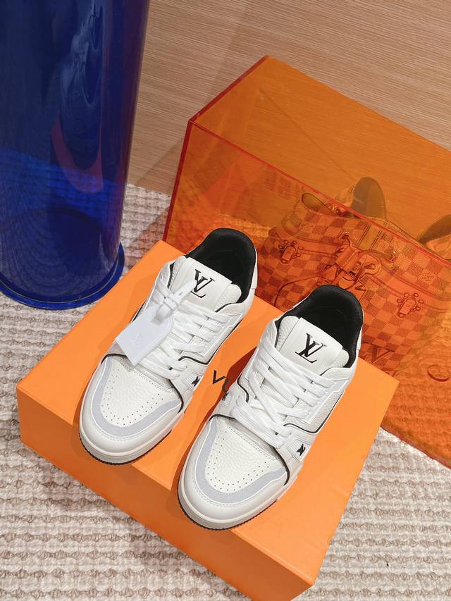 最新情侣系列louis Vuitton 路易威登 Trainer Sneaker 时尚百搭低帮休闲板鞋 男女同款顶级版本 全新压印工艺 拼色涂鸦系列 能让你炫