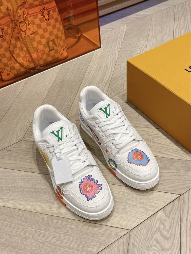 涂鸦款 批最新情侣系列louis Vuitton 路易威登 Trainer Sneaker 时尚百搭低帮休闲板鞋 男女同款顶级版本 全新压印工艺 拼色涂鸦系列