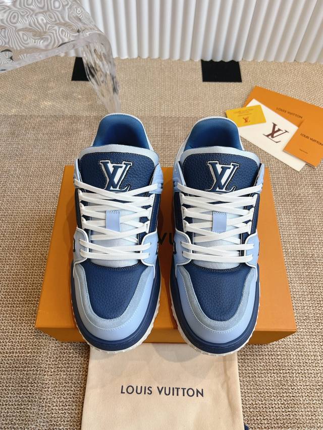 Lv 路易威登新款trainer 最新配色运动鞋板鞋 可爱胖trainer，来闭着眼睛买的款式，打破颜色的单一变化，更年轻了胖trainer 也可以叫发福鞋，憨