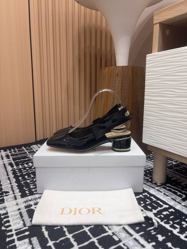 25Ss春夏新款dior 迪奥miss Dior Paris 露跟高跟鞋织带蝴蝶结后空凉鞋这款 Miss Dior Paris 露跟高跟鞋是二零二四冬季成衣系列