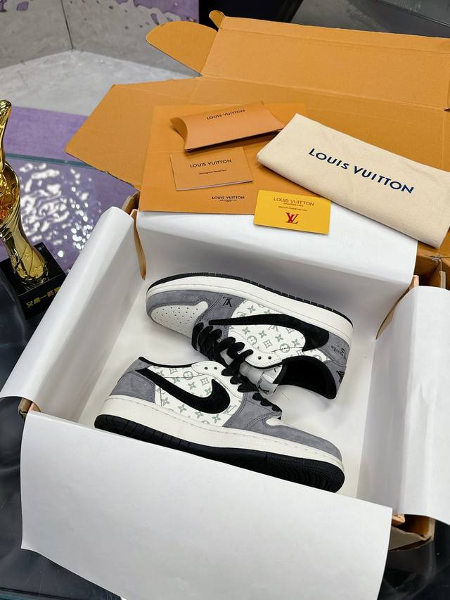 工厂价：佛山大厂出品 小红书爆款 Lv联名aj倒钩Lv X Air Jordan 1 Low 黑暗骑士此款主张打破传统的工业化流水线设计限制，以made By