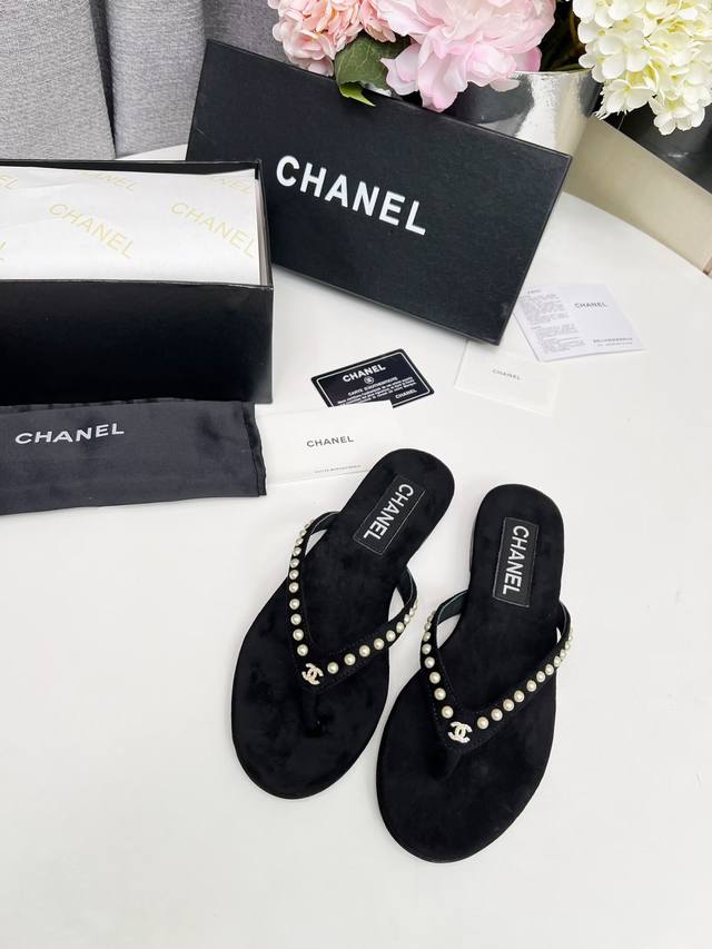 出厂价： 元 Chanel 春夏新款 真皮大底人字拖鞋 首发这个鞋我真心的心动 第一眼[惊讶]看到就喜欢， 而且有chanel 家的经典元素钻石logo面料:双