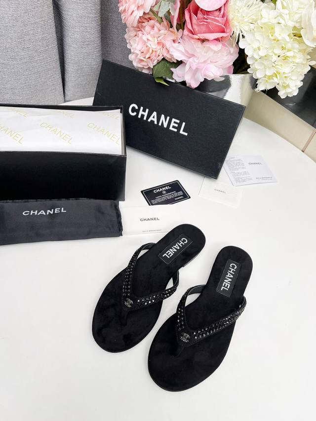 出厂价： 元 Chanel 春夏新款 真皮大底人字拖鞋 首发这个鞋我真心的心动 第一眼[惊讶]看到就喜欢， 而且有chanel 家的经典元素钻石logo面料:双