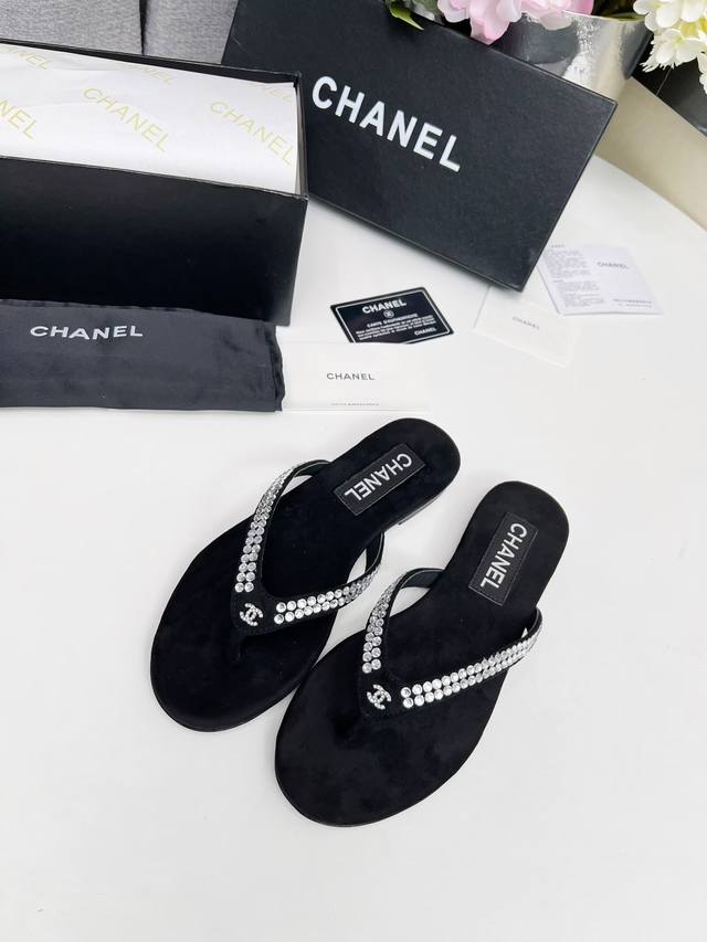 出厂价： 元 Chanel 春夏新款 真皮大底人字拖鞋 首发这个鞋我真心的心动 第一眼[惊讶]看到就喜欢， 而且有chanel 家的经典元素钻石logo面料:双