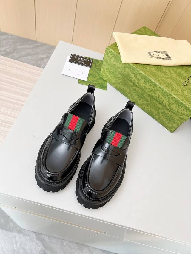 出厂价： 元专柜最新古琦 Gucci 乐福鞋 主要搭配各种风格的潮衣都能凸显其时尚 推荐必入的一款 特别方便穿脱一脚蹬面料：牛皮 、开边珠内里 垫脚：牛里颜色：