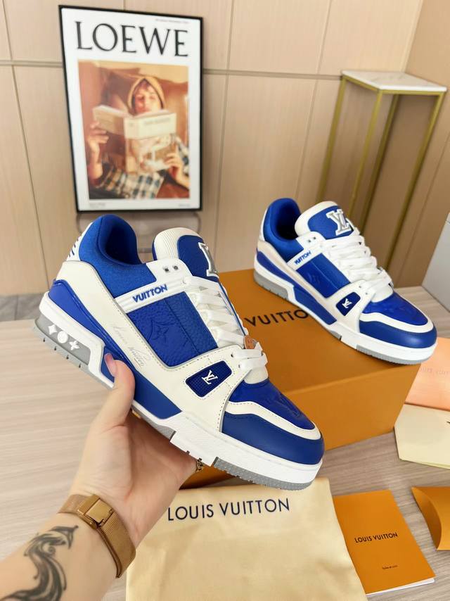 2024 路易威登走秀滑板鞋爆款， Louis Vuitton Trainer无疑是奢侈品牌推出的最成功的sneaker之一，不过探索的脚步并不会停，Louis