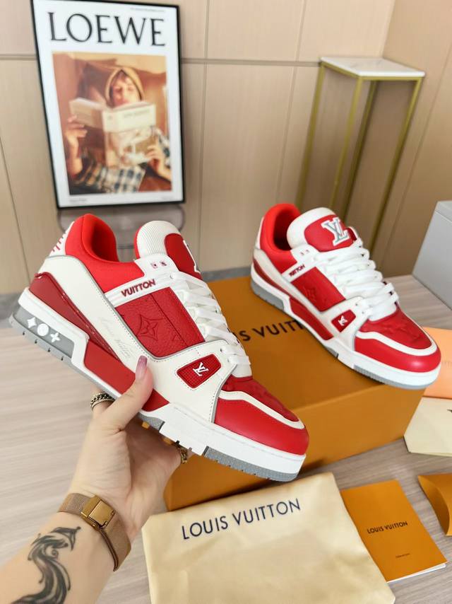 2024 路易威登走秀滑板鞋爆款， Louis Vuitton Trainer无疑是奢侈品牌推出的最成功的sneaker之一，不过探索的脚步并不会停，Louis