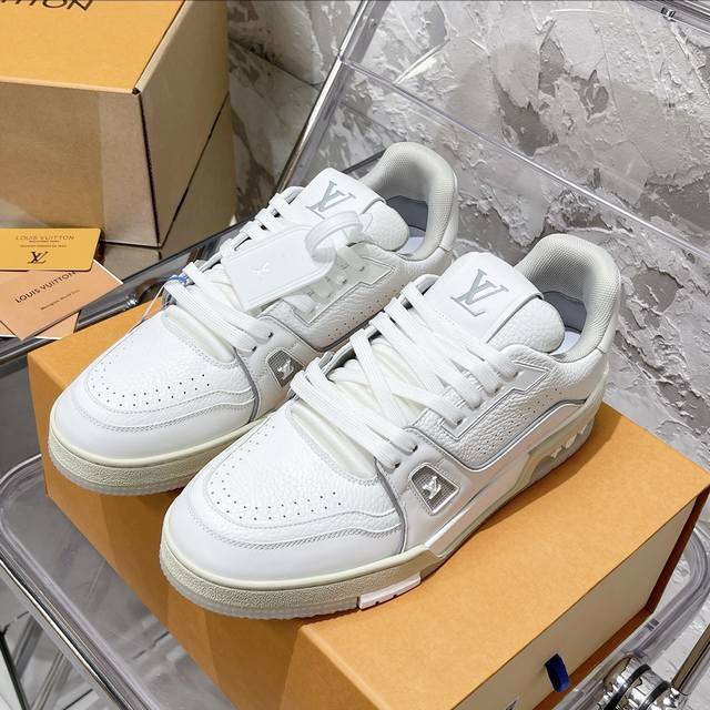 情侣码#顶级代购版本 Lv Trainer 情侣限定系列休闲运动篮球鞋颜值担当 上脚帅炸，每个颜色都是巨巨巨好看！潮人必备单品原版订制压纹粒面小牛皮 非市面超纤