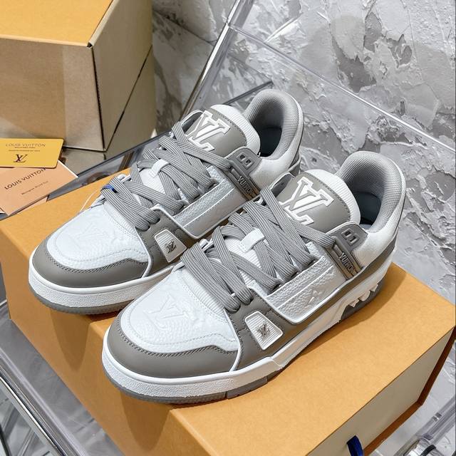 情侣码#顶级代购版本 Lv Trainer 情侣限定系列休闲运动篮球鞋颜值担当 上脚帅炸，每个颜色都是巨巨巨好看！潮人必备单品原版订制压纹粒面小牛皮 非市面超纤