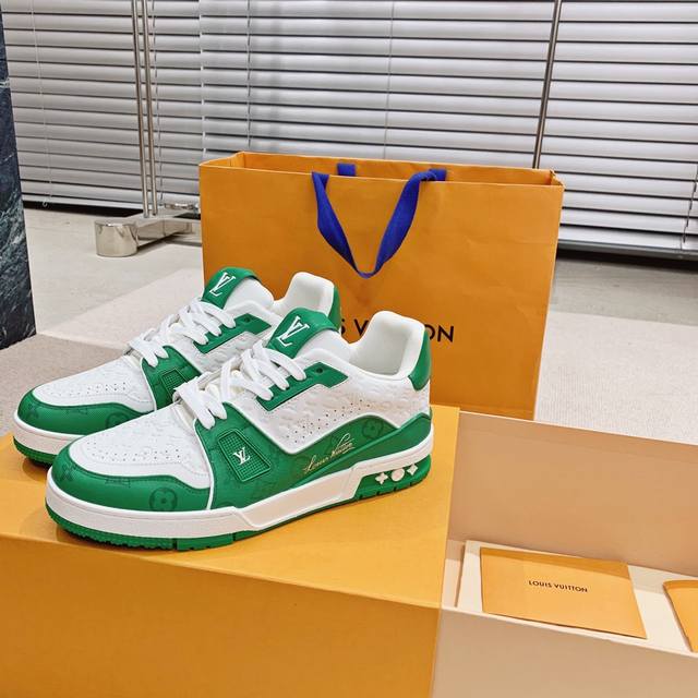 Lv Trainer 系列最新情侣款运动鞋品质再次升级、细节超赞简直不要太好看！官网开售十分钟立刻抢光光的款｜原版开发｜品质市面顶级先出男码、后出女码鞋面市面顶