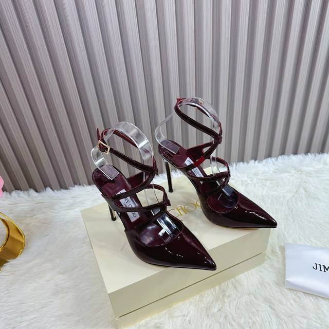 出厂Jimmy Choo 吉米周是一个非常全面之尊贵时尚生活品牌， 香港,美国等大时尚博主及明星的同款表带女士高跟，中跟，平跟后空凉鞋系列澳大利亚尖头 圆头，方