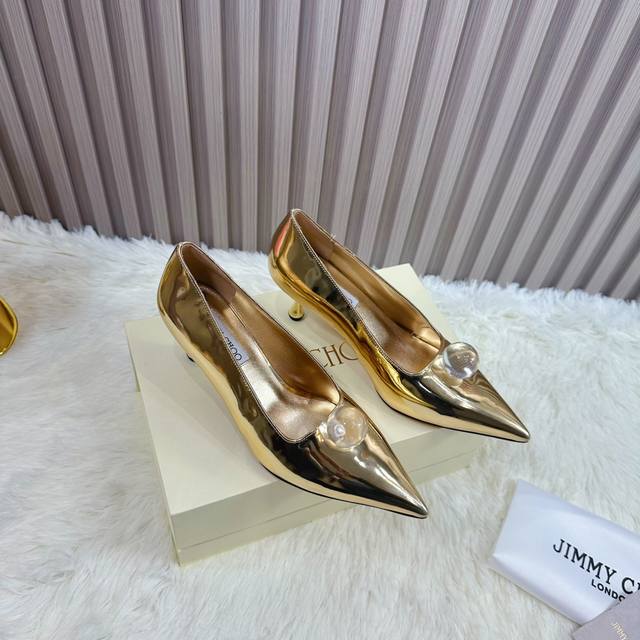 出厂Jimmy Choo 吉米周是一个非常全面之尊贵时尚生活品牌， 香港,美国等大时尚博主及明星的同款表带女士高跟，中跟，平跟后空凉鞋系列澳大利亚尖头 圆头，方