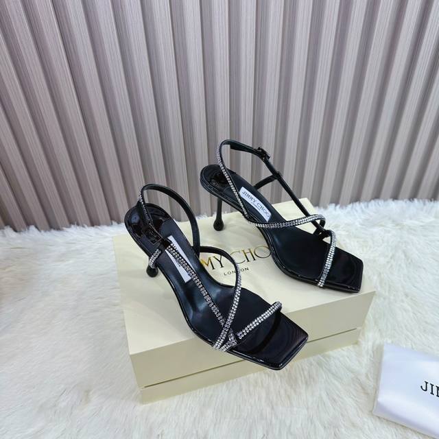 出厂Jimmy Choo 吉米周是一个非常全面之尊贵时尚生活品牌， 香港,美国等大时尚博主及明星的同款表带女士高跟，中跟，平跟后空凉鞋系列澳大利亚尖头 圆头，方