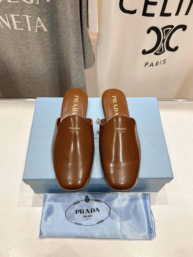 高版本出厂Prada*普拉达2025Ss春夏专柜新品 复古平底半包拖鞋半托～帅气百搭，时尚感满满！上脚超级舒适，非常好驾驭一款鞋子 Hk原版购入，1:1完美复刻