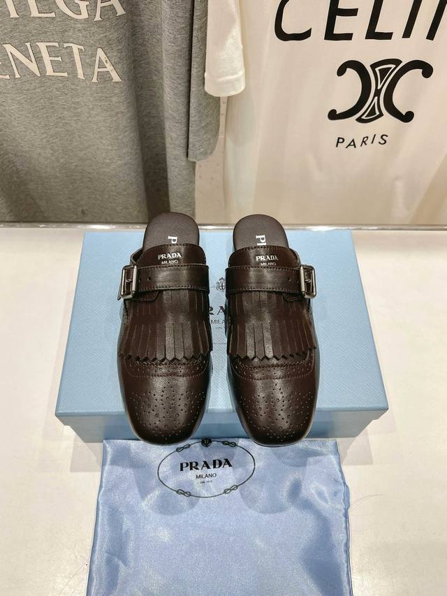 高版本出厂 半托Prada*普拉达2025Ss春夏专柜新品 布洛克复古流苏平底单鞋乐福鞋～帅气百搭，时尚感满满！上脚超级舒适，非常好驾驭一款鞋子 Hk原版购入，