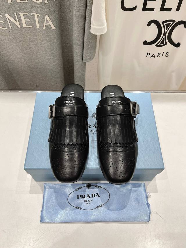 高版本出厂 半托Prada*普拉达2025Ss春夏专柜新品 布洛克复古流苏平底单鞋乐福鞋～帅气百搭，时尚感满满！上脚超级舒适，非常好驾驭一款鞋子 Hk原版购入，