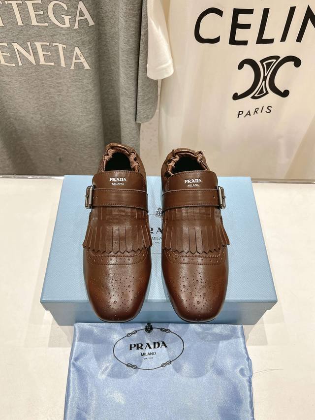 高版本出厂Prada*普拉达2025Ss春夏专柜新品 布洛克复古流苏平底单鞋乐福鞋～帅气百搭，时尚感满满！上脚超级舒适，非常好驾驭一款鞋子 Hk原版购入，1:1